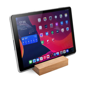 Bild in Slideshow öffnen, Rikmani Tablet Ständer aus Holz iPad Ständer, Tablettenständer Schreibtischzubehör aus Massivholz Eiche
