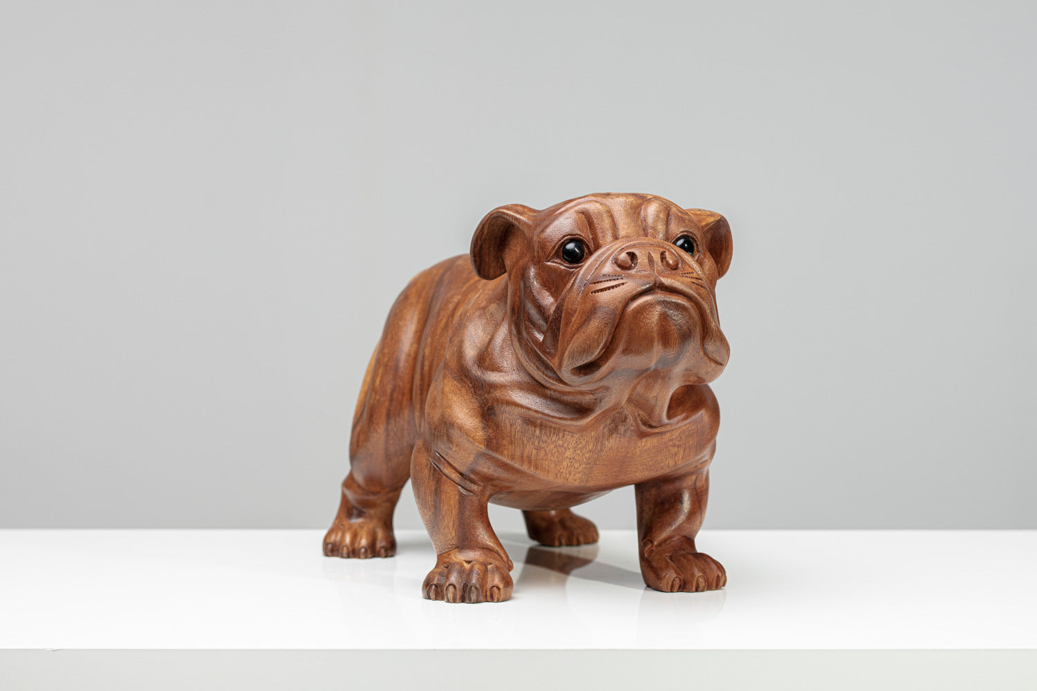 Skulptur "BULLDOGGEN WELPE" - Vollholz - Geschenk - Hund aus Holz - Deko - Holzdeko